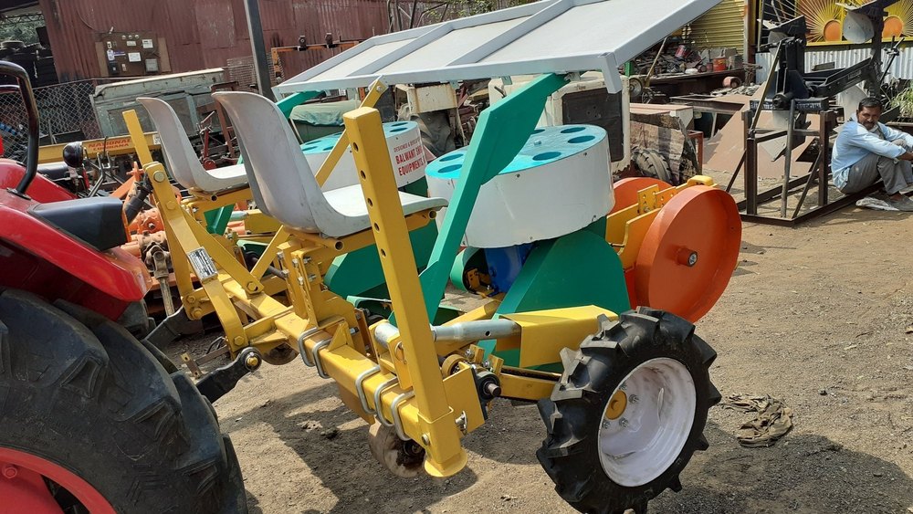 Pneumatic,  semi-automatic vegetable / multi-seedling transplariter